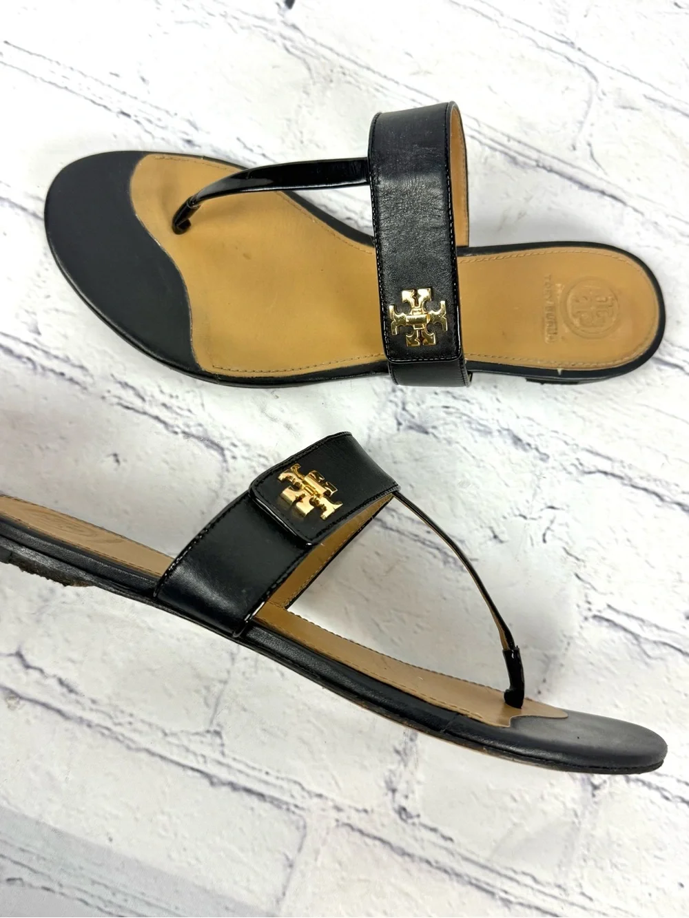 Tory Burch Kira Thong Sandal 8 Black Leather Gold Logo Lock Flat Flip Flop Slide